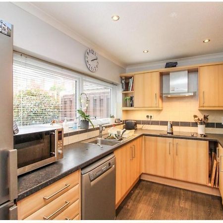 Twin Room In Crawley,Gatwick,West Sussex Ifield Exterior foto